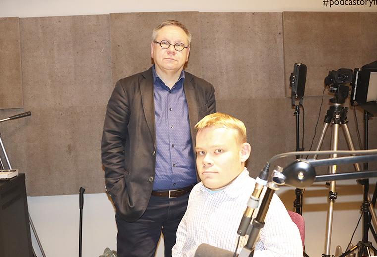 Rilli Lappalainen ja Tuomas Tuure podcaststudiossa kuvattuna. 