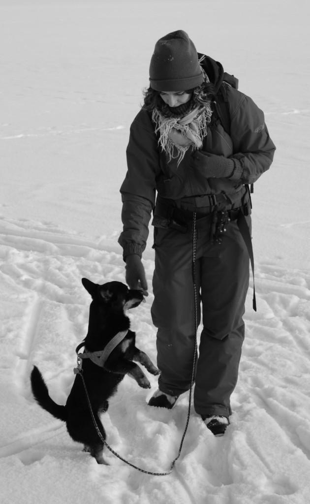 Meri Cengiz koiran kanssa talvella, valokuva.